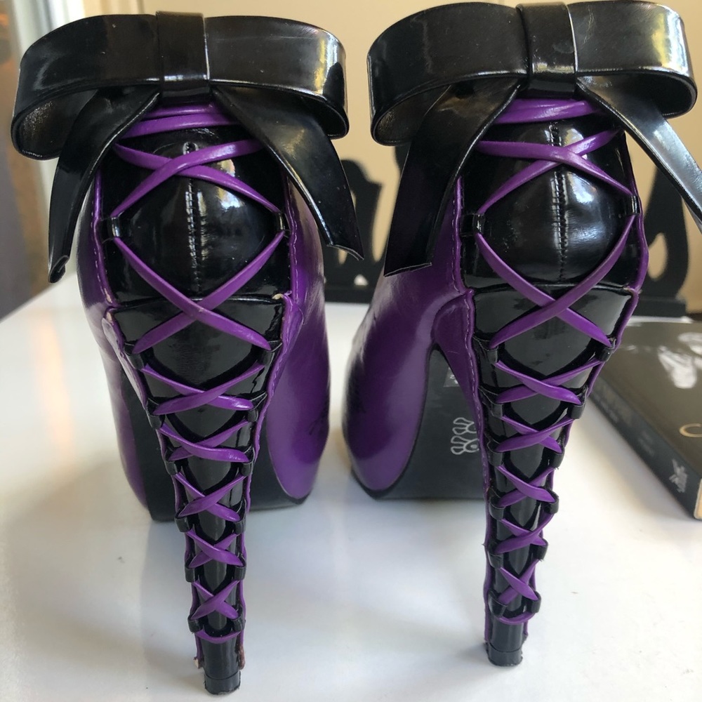 Purple and black open toe heels 👠
